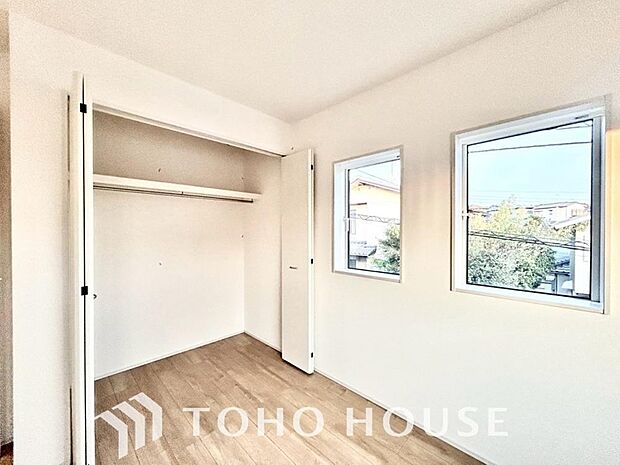 奥行きあるクローゼットを採用。衣装ケースや、掃除機といった物を収納できるような造りになっております。