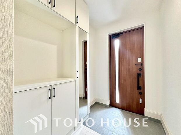 毎日みんなを見送り、そして迎え入れる場所だから。帰りたくなる家をテーマに設計した、自慢の玄関です。