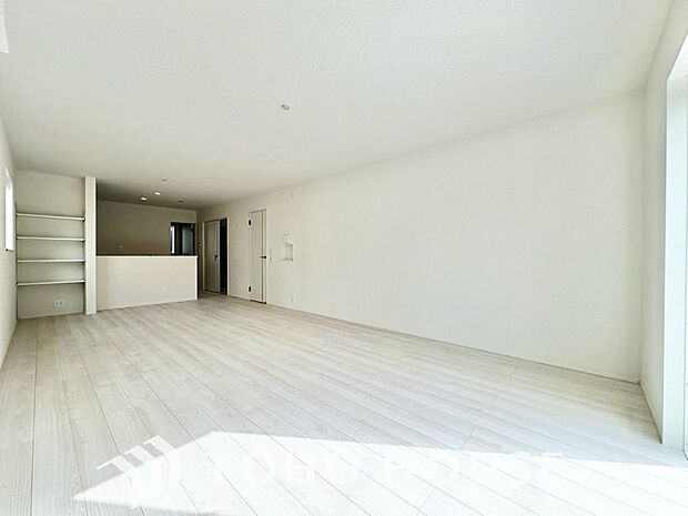 爽やかな通風と採光を存分に感じる事が出来る空間。毎日の暮らしに癒しをもたらす居心地の良いリビング。