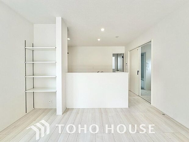 明るく穏やかな空気の中で飲んだり、食べたり、笑ったり。一日の中で多くの時間を過すことになるリビング。