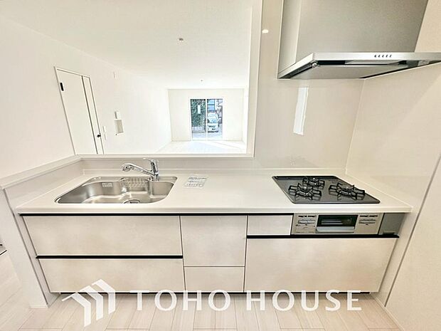 家族みんなでゆったりと調理や食事の準備ができる十分な広さを確保した、快適なキッチンスペース。