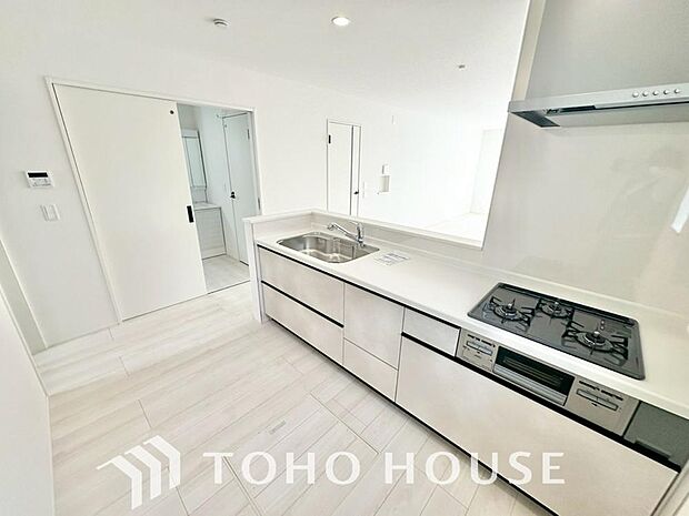 美しく使いやすいキッチン空間。優しい温もりを醸し出すキッチンは料理の為の配慮を随所に注ぎました。