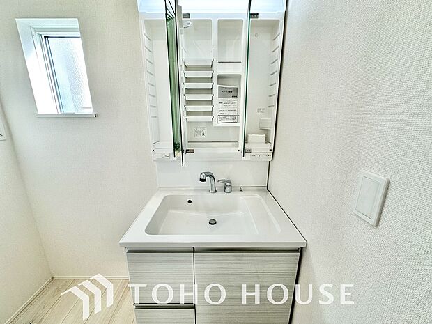 洗面台には三面鏡を採用。鏡の後ろに収納スペースを設ける事により洗面台周りもすっきりします。