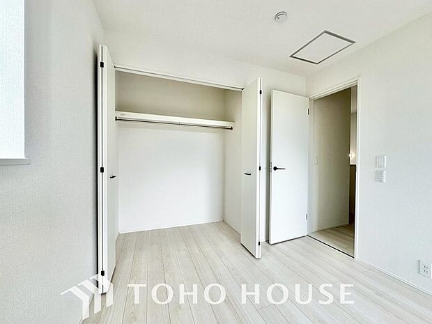 居室にはクローゼットを完備し、自由度の高い家具の配置が叶うシンプルな空間です。