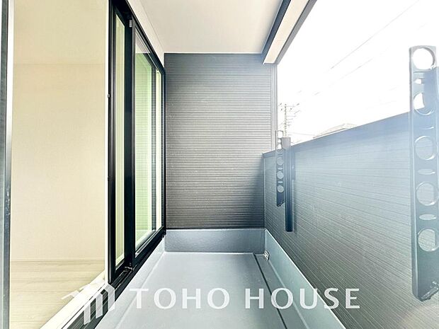 頬をなでる優しい風を感じることが出来るバルコニー。つい深呼吸をしたくなる気持ちの良い眺望です。