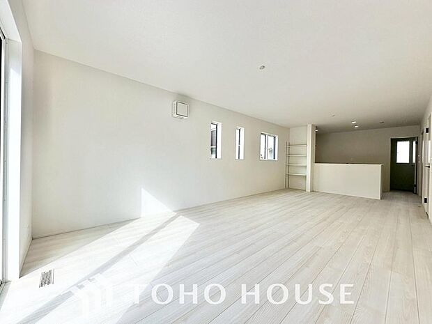 一日の中で多くの時間を過すことになるリビング。爽やかな通風と採光を存分に感じる事が出来る空間です。