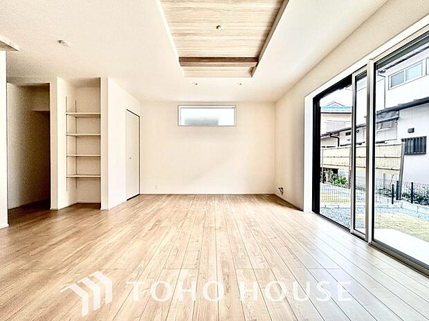 光が注がれる青い空から鮮やかに赤色にゆっくりと染まる。そんな優しい時間がここでは流れてゆく。