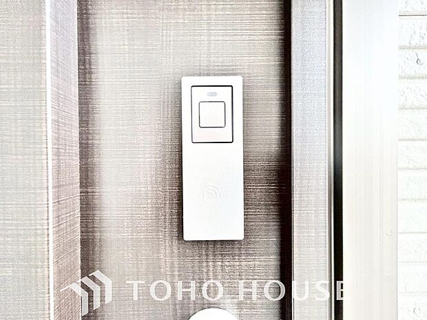 防犯対策への意識が高まっている最近では、補助錠として鍵穴のない電子錠を選ぶ方も増えています。