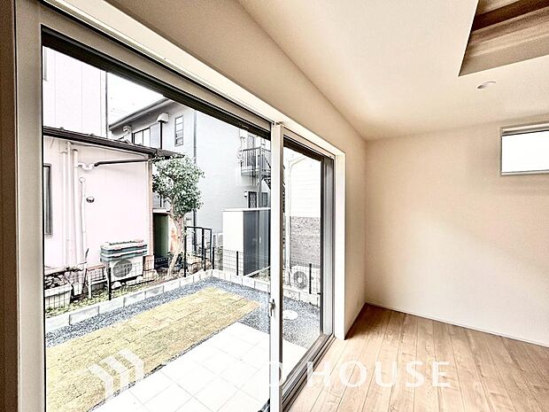 二層のガラスの間に空気層や特殊ガス層を作ることで断熱性能や結露防止効果を高めたサッシを装備してます。