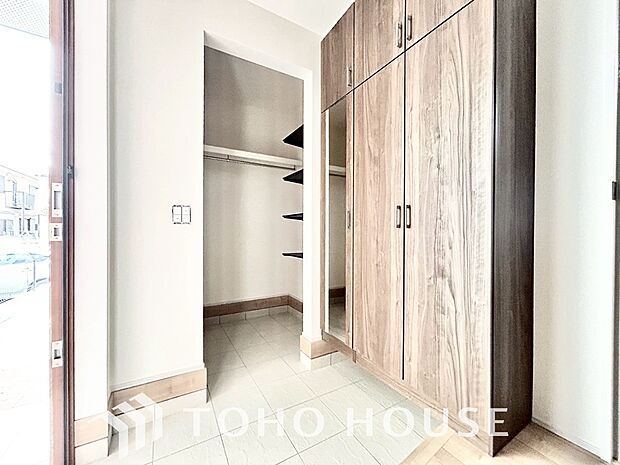 土足のまま入れるの玄関収納。ゴルフバックや部活＆スポーツ用品、日常使いの傘なども収納できて便利です。