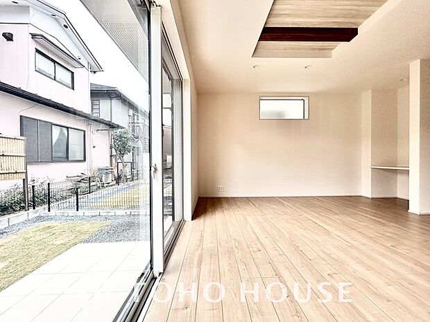 二層のガラスの間に空気層や特殊ガス層を作ることで断熱性能や結露防止効果を高めたサッシを装備してます。