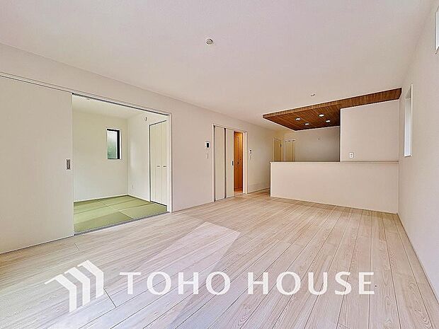 爽やかな通風と採光を存分に感じる事が出来る空間。毎日の暮らしに癒しをもたらす居心地の良いリビング。