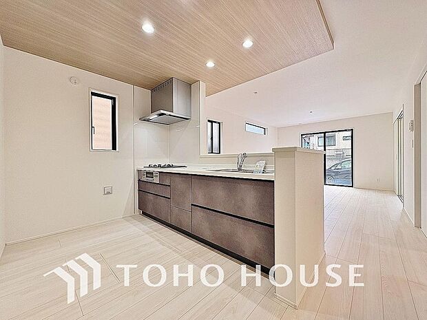 美しく使いやすいキッチン空間。優しい温もりを醸し出すキッチンは料理の為の配慮を随所に注ぎました。