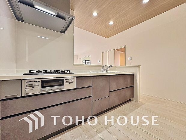 充実した収納スペースを搭載したシステムキッチンは、日々の家事がはかどります。