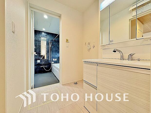 平日の朝であっても、落ち着きとくつろぎを感じられる空間。気持ちよく身だしなみを整えられます。