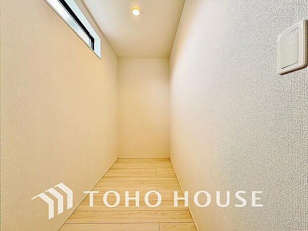 買い置きした日用品や食品等を収納する場所として最適なパントリー収納がございます。