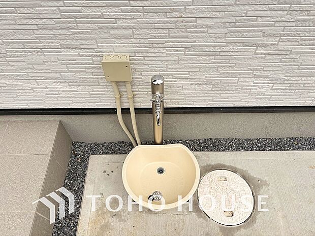 お庭には立水栓がございます。お車やお庭の手入れや、外回りのお掃除の際にあると、便利です。