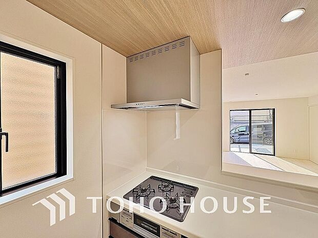 スリムタイプのレンジフードはスタイリッシュで、掃除が簡単なメリットもあります。