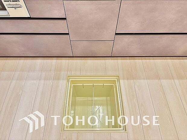 床下収納は、保存食や季節家電の収納に便利で、点検口の役割も果たします。