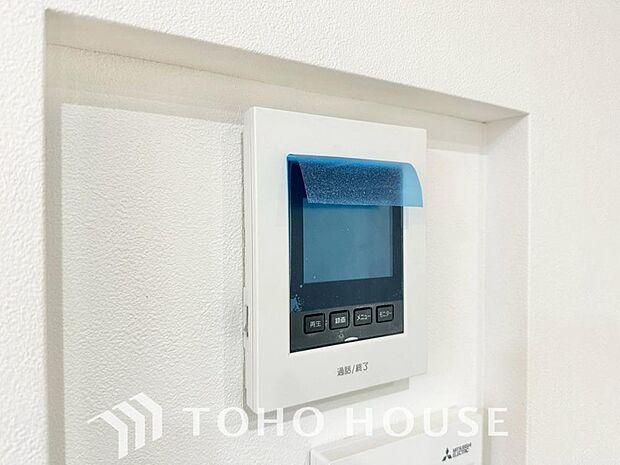 誰が来てもわかる様にモニター付きインターホンを設置。家事導線を考慮した個所に設置し、防犯性と利便性に優れ快適と安らぎを合わせた優しい設計。