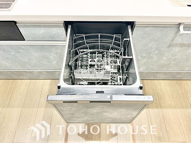 「ビルトインタイプ食器洗乾燥機」通常の手洗いでは使用出来ないほど高温のお湯や高圧水流を使うことにより汚れを効果的に落とすことができる。