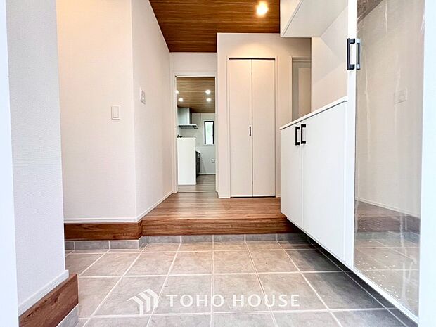 ゲストを招き、家族を迎える玄関は、ディスプレイや照明にこだわってみてはいかがでしょうか。