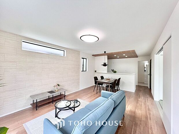 一日の中で多くの時間を過すことになるリビング。爽やかな通風と採光を存分に感じる事が出来る空間です。