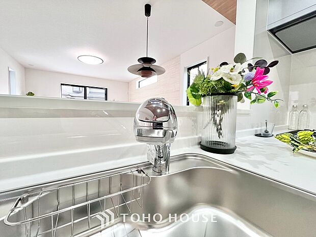 浄水器ボタンひとつで浄水と原水に切り替えられる浄水器一体型水栓を使用。