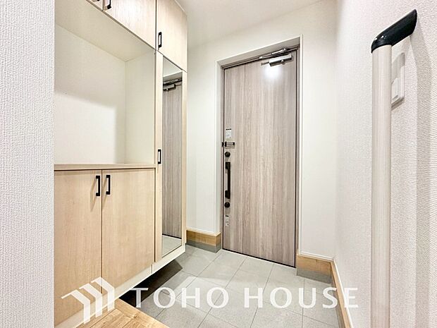 温かみのある色合いでデザインされた玄関は、優しい雰囲気です。帰りたくなる、安息の住まいです。