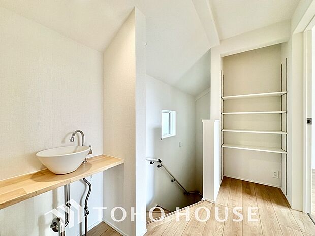 身だしなみのチェックがしやすい大きな鏡、下には収納がたっぷり。スッキリとした空間を演出いたします。