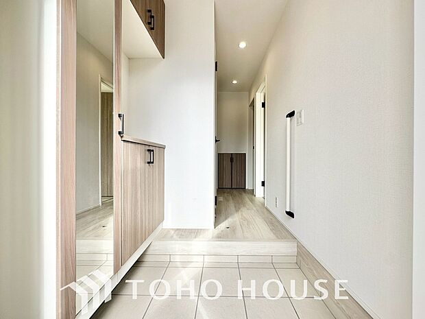 ゲストを招き、家族を迎える玄関は、ディスプレイや照明にこだわってみてはいかがでしょうか。