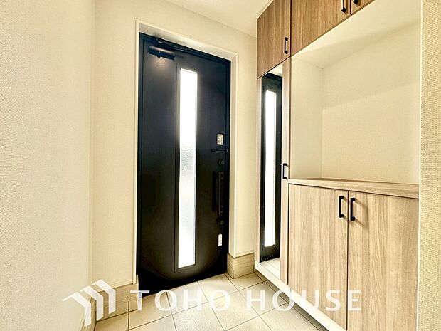 毎日みんなを見送り、そして迎え入れる場所だから。帰りたくなる家をテーマに設計した、自慢の玄関です。