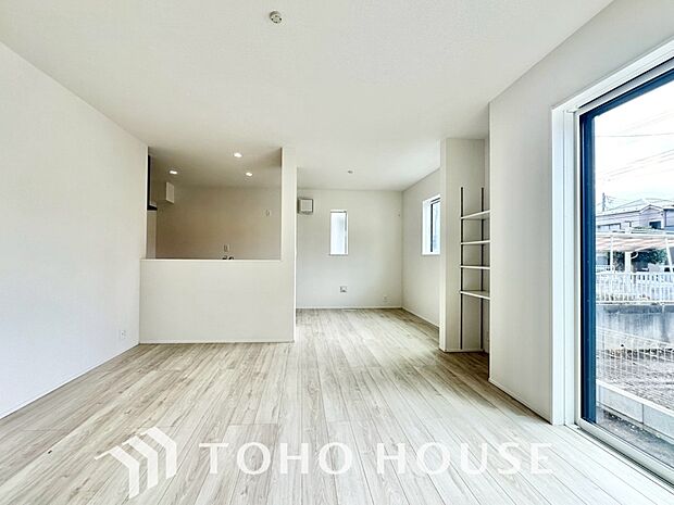 広々としたLDKは、家族が自然に集まりやすく、一緒に過ごす時間を楽しめる工夫が施されています。