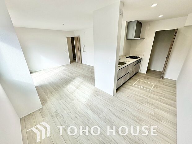 明るく穏やかな空気の中で飲んだり、食べたり、笑ったり。一日の中で多くの時間を過すことになるリビング。