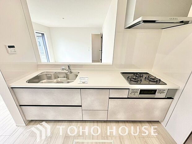 美しく使いやすいキッチン空間。優しい温もりを醸し出すキッチンは料理の為の配慮を随所に注ぎました。