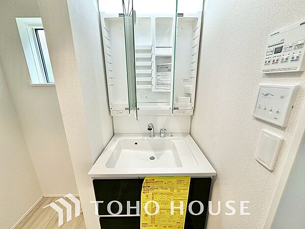 シンプルだからこそ使いやすい。スタンダードなデザインの洗面ボウルは清潔感あるオフホワイトです。