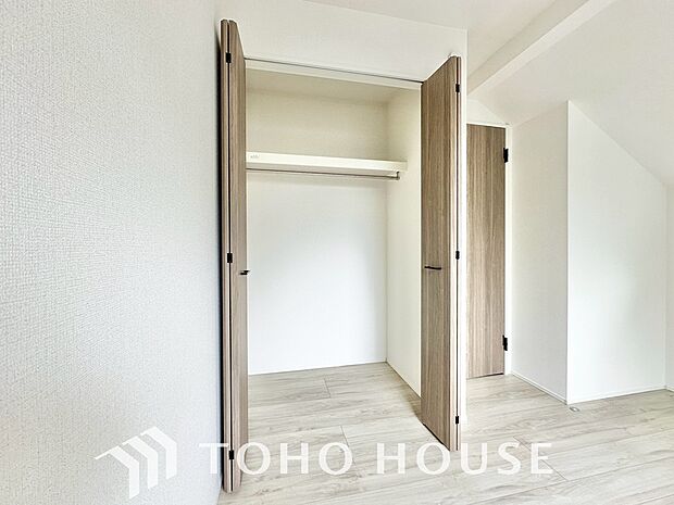 居室にはクローゼットを完備し、自由度の高い家具の配置が叶うシンプルな空間です。