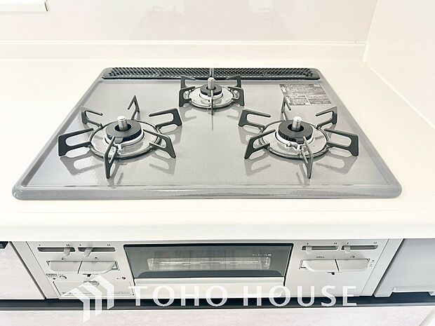 3口コンロは一度に複数のお料理を作ることができるメリットがあります。毎日のキッチンタイムを効率よく。