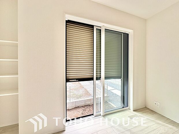 戸建にも防犯機能のシャッターを完備しております。寒い冬でも中から開閉が可能ですのでラクラクな所も便利です。