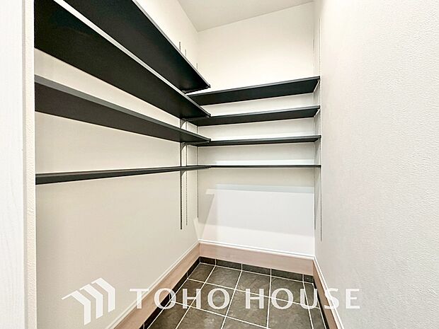 人を迎え入れる最初の場所だからこそ、清潔感が大事。ゆとりあるシューズインクロークも設置しました。