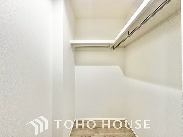 奥行きあるクローゼットを採用。衣装ケースや、掃除機といった物を収納できるような造りになっております。