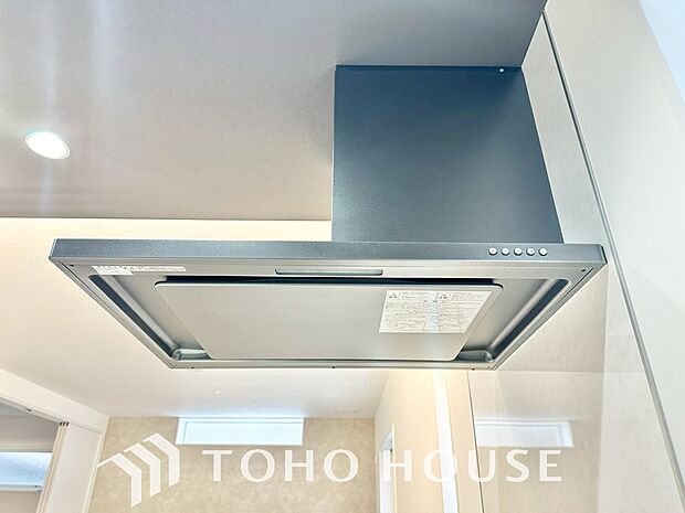 昨今主流のスリムタイプのレンジフード。そのスタイリッシュな見た目から、インテリアとしても高い人気がある型です。また、スリム型の大きなメリットとして、掃除のしやすさがあります。