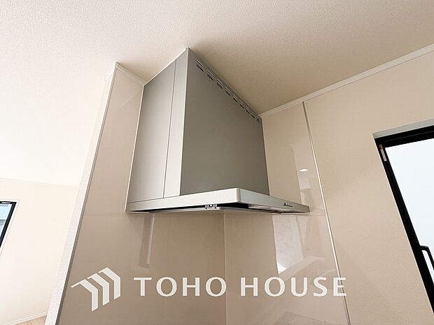 見た目すっきりのスリムタイプのレンジフード。掃除のし易さも◎です。