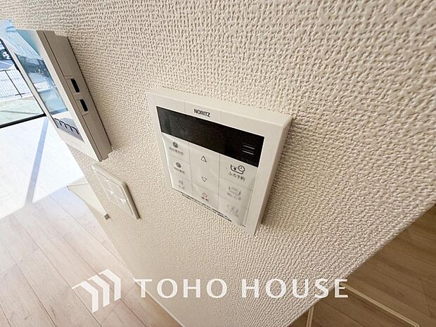 スイッチひとつで湯を浴槽に張ったり、保温や追い焚き機能を自動で行える便利なオートバスシステムを搭載。