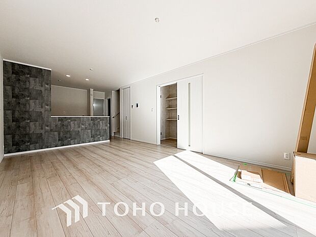 通風と採光を考慮したリビングは地域の鼓動を感じながらお寛ぎ頂くことが可能です。