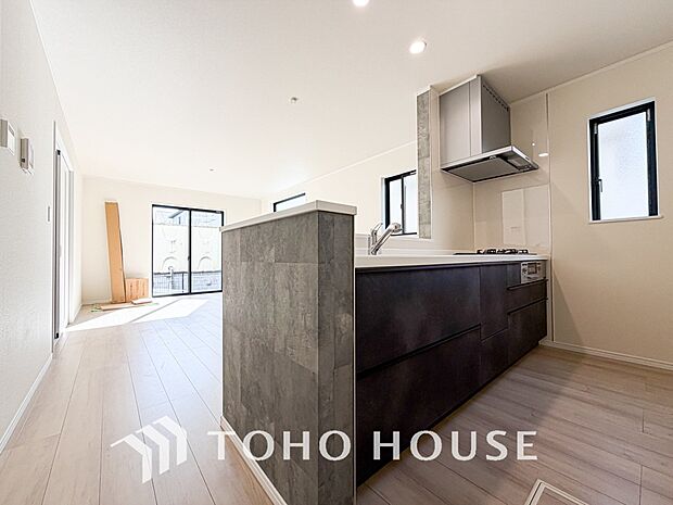 造りこんだ空間演出の妙が生み出す光と質のハーモニーはこの住宅のクオリティの良さを実感させてくれます。