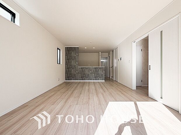 明るく穏やかな空気の中で飲んだり、食べたり、笑ったり。一日の中で多くの時間を過すことになるリビング。