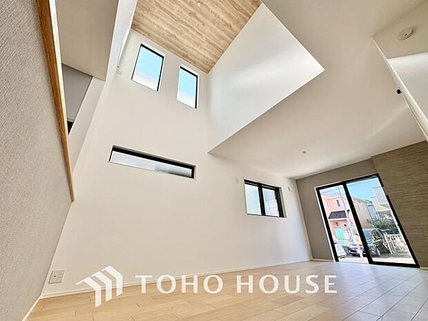 一日の中で多くの時間を過すことになるリビング。爽やかな通風と採光を存分に感じる事が出来る空間です。