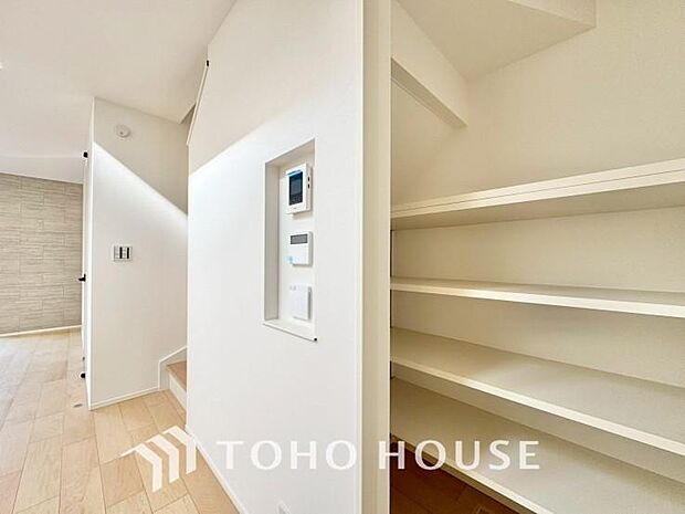 少しでも空いているスペースを収納にすることで、無駄のない空間を演出しております。