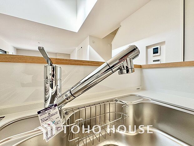 浄水器ボタンひとつで浄水と原水に切り替えられる浄水器一体型水洗を使用。